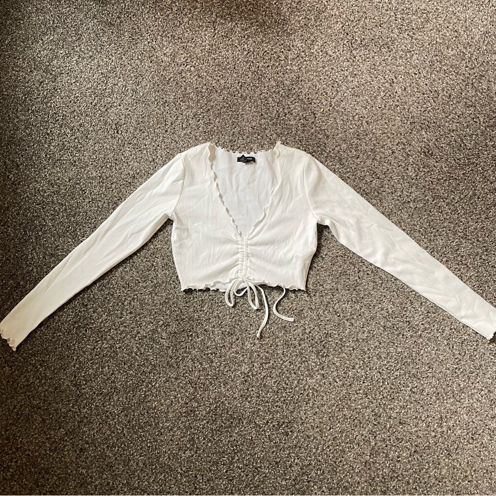White lettuce hem synch string long sleeve crop top